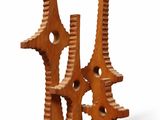 une sculpture en bois posée sur un socle en bois