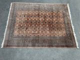 un tapis marron et noir avec un motif