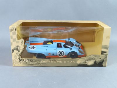 gros plan d'une voiture jouet dans une boîte sur une table