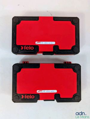 deux téléphones portables rouges et noirs posés l'un sur l'autre