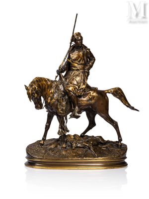 statue représentant un homme à cheval, avec une lance sur le dos