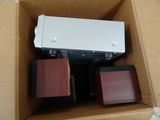 une boîte contenant une console de jeux vidéo