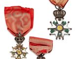 deux médailles et une croix sur fond blanc