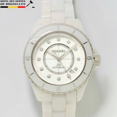 une montre blanche dont le cadran est orné d'une lunette sertie de diamants