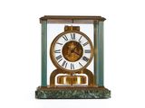 une horloge posée sur une table