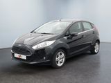 une Ford Fiesta noire garée dans une pièce au sol noir