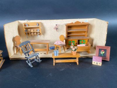 Un petit lot de meubles de poupées