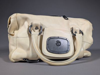 un sac à main blanc contenant un téléphone portable