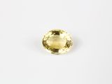 une pierre de saphir jaune sur fond blanc