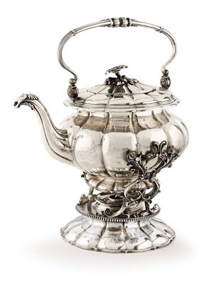 une théière ancienne en argent, dotée d'une anse en forme de dragon et posée sur un socle