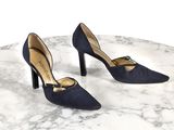une paire d'escarpins bleus posée sur une table en marbre