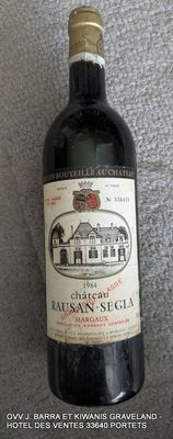 une bouteille de vin posée par terre
