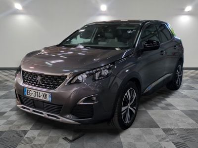 la voiture grise est garée sur un sol en damier dans le garage
