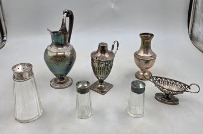 beaucoup de vases et de salières en argent sur la table