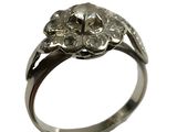 une image représentant une bague en argent ornée d'un motif floral
