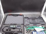 une valise qui contient tout un tas d'objets