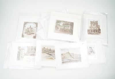 beaucoup de photos accrochées au mur d'une pièce