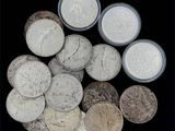 beaucoup de pièces posées sur une surface noire
