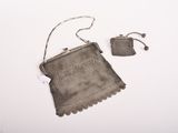 un petit sac à main et un autre petit sac à main posés sur une surface blanche