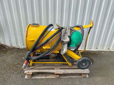 une machine jaune posée sur une palette