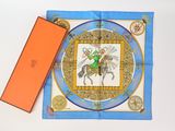 une boîte orange sur laquelle figure l'image d'un homme à cheval