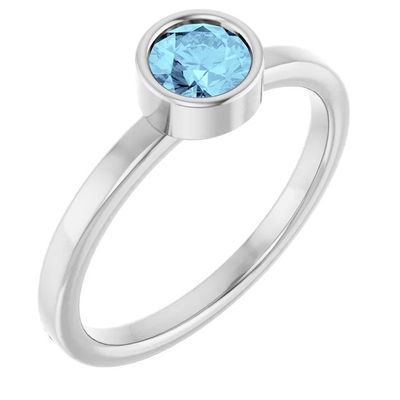 une bague en or blanc sertie d'une topaze bleue