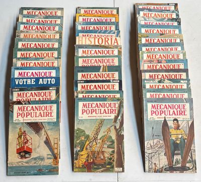 plusieurs livres sont empilés sur une table