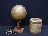 un globe terrestre et un panier posés sur une table