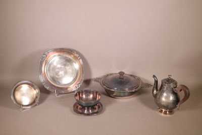 beaucoup d'objets en argent posés sur une table