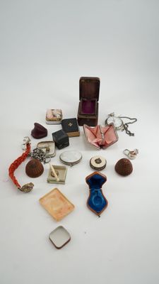 un grand nombre d'objets posés sur une table
