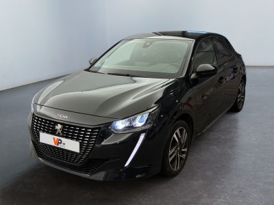 La voiture noire est garée dans la pièce vide de l'immeuble.