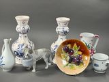 de nombreux vases et bols posés sur une table