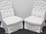 deux chaises blanches placées l'une à côté de l'autre