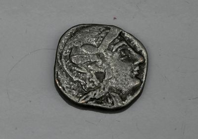 une pièce d'argent sur laquelle figure une tête de femme