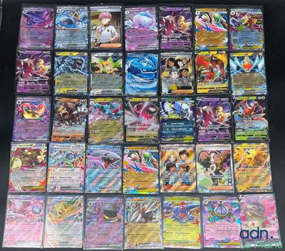 La collection de cartes Pokémon est exposée sur une table.