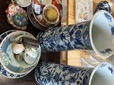 une table sur laquelle sont posés plusieurs vases et assiettes