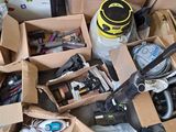 un tas d'objets divers rangés dans des cartons posés par terre