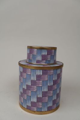 boîte en forme de panier violette et bleue avec couvercle, sur fond blanc