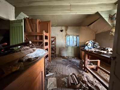 une pièce où il y a beaucoup de bois par terre