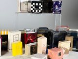 de nombreux parfums de toutes sortes exposés sur une table