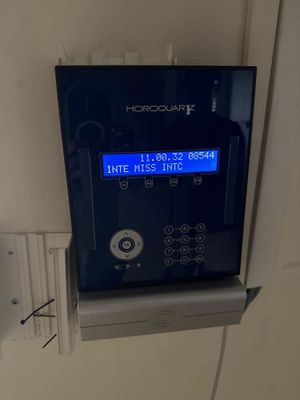 une photo d'une horloge accrochée au mur