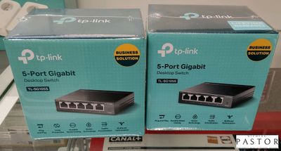 Deux boîtes de routeurs sans fil TP-Link TL-SG108D sont exposées dans un magasin