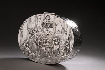 une image représentant un porte-monnaie argenté orné d'une illustration montrant un groupe de personnes