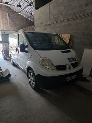 une camionnette blanche garée dans un garage