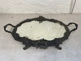 une photo d'un miroir posé sur une table près d'un mur