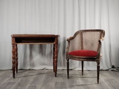 deux chaises et une table devant un rideau blanc