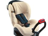 un siège auto pour bébé muni d'une ceinture de sécurité