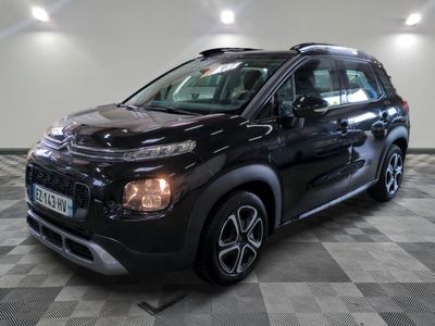 la citrole noire est garée sur un carrelage en damier
