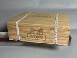 une boîte en bois avec une étiquette posée sur une table