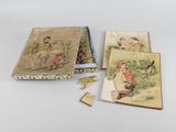 Deux vieux puzzles pour enfants sont posés sur une surface blanche
